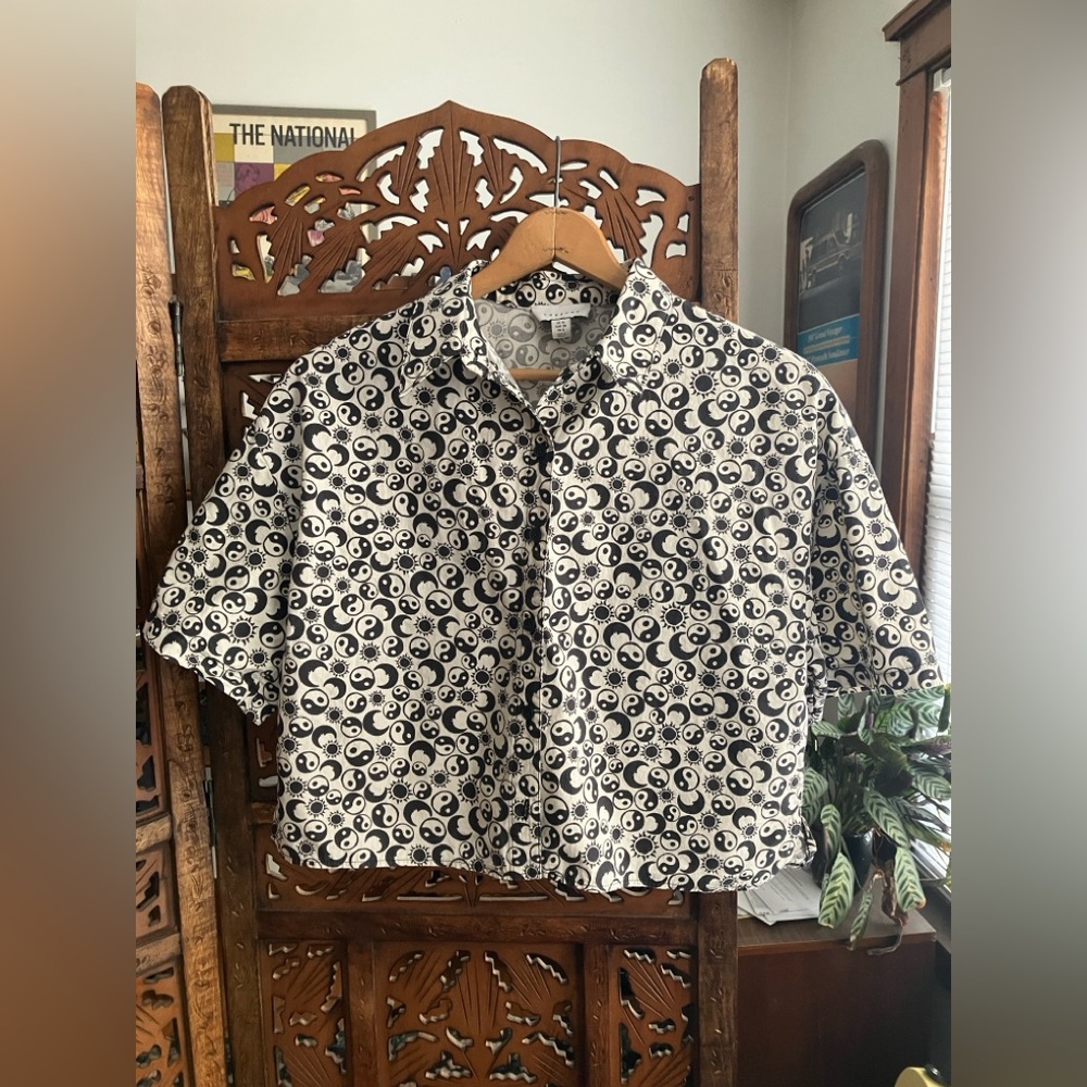Topshop cropped button down shirt, short sleeve, black and white
